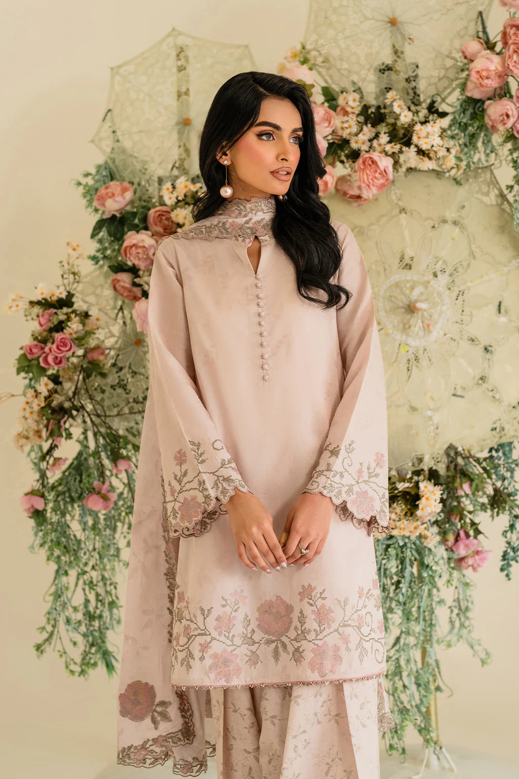 UE-424 EMBROIDERED TEXTURED LAWN