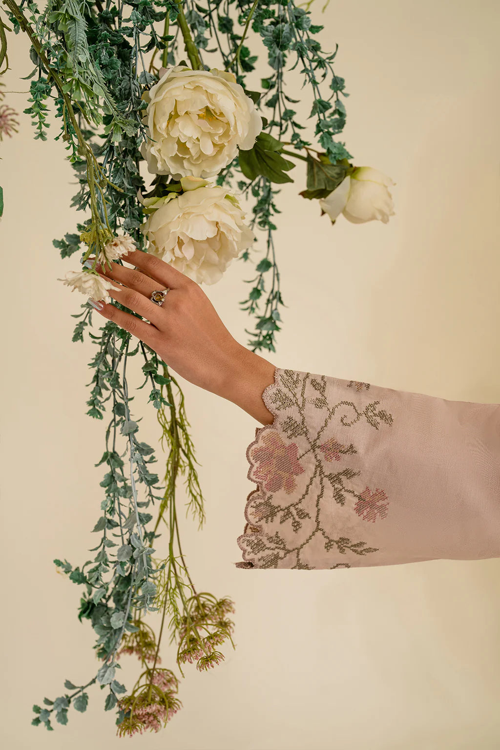 UE-424 EMBROIDERED TEXTURED LAWN