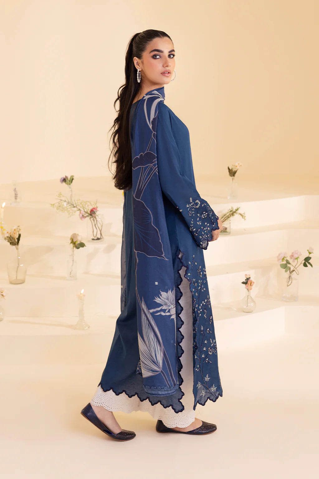 UE-260 EMBROIDERED LAWN