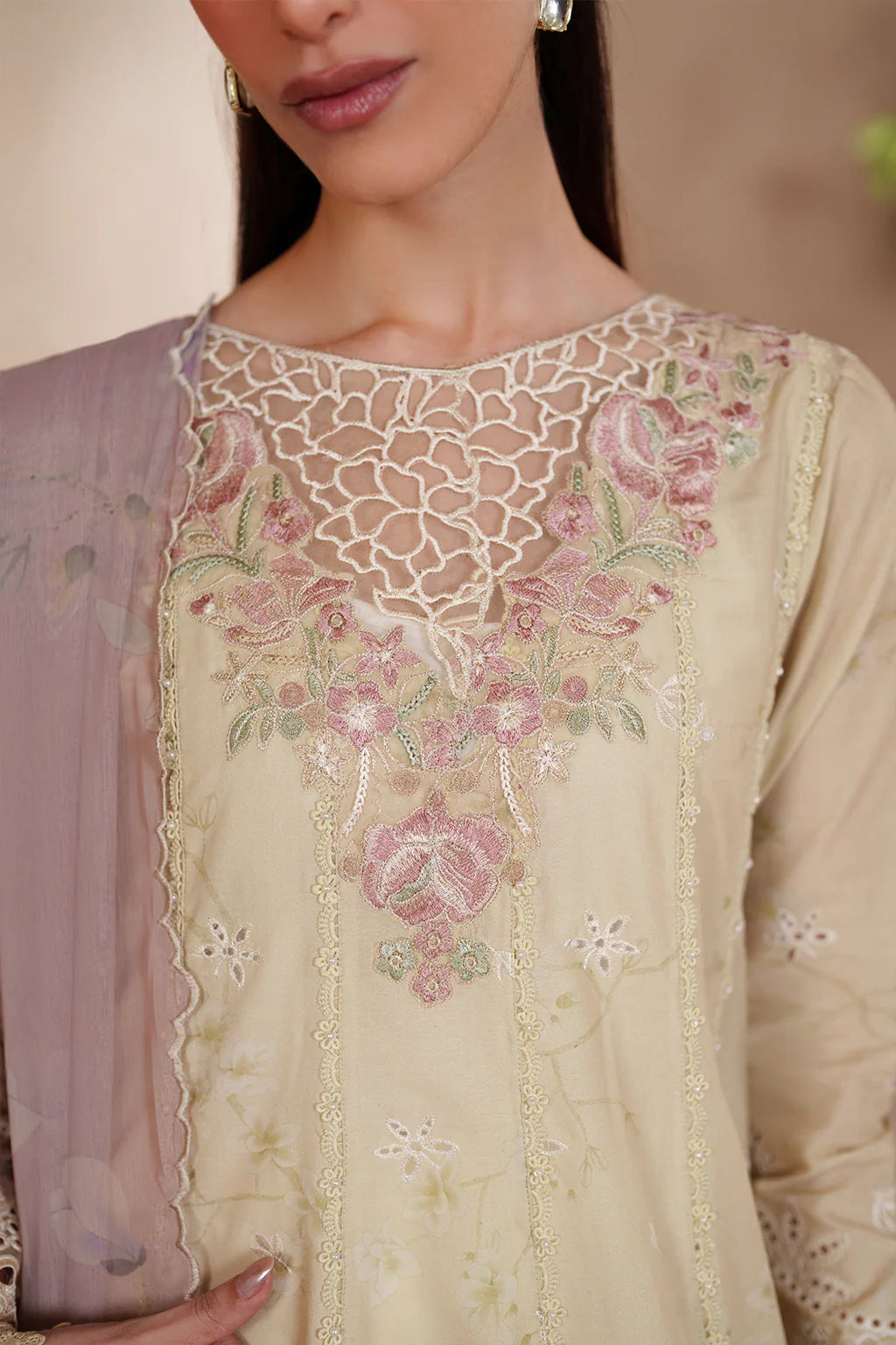 EL-10 EMBROIDERED LAWN