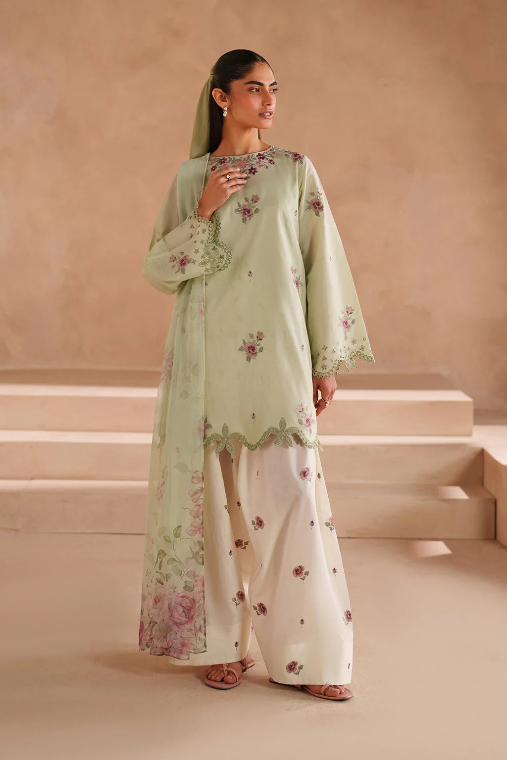UE-606 EMBROIDERED LAWN