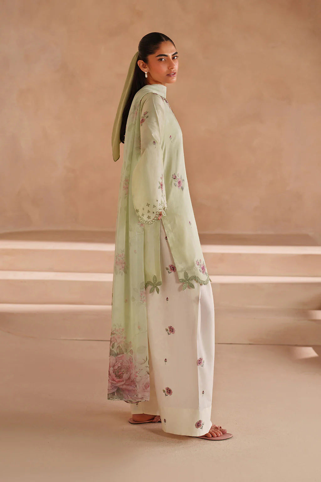 UE-606 EMBROIDERED LAWN