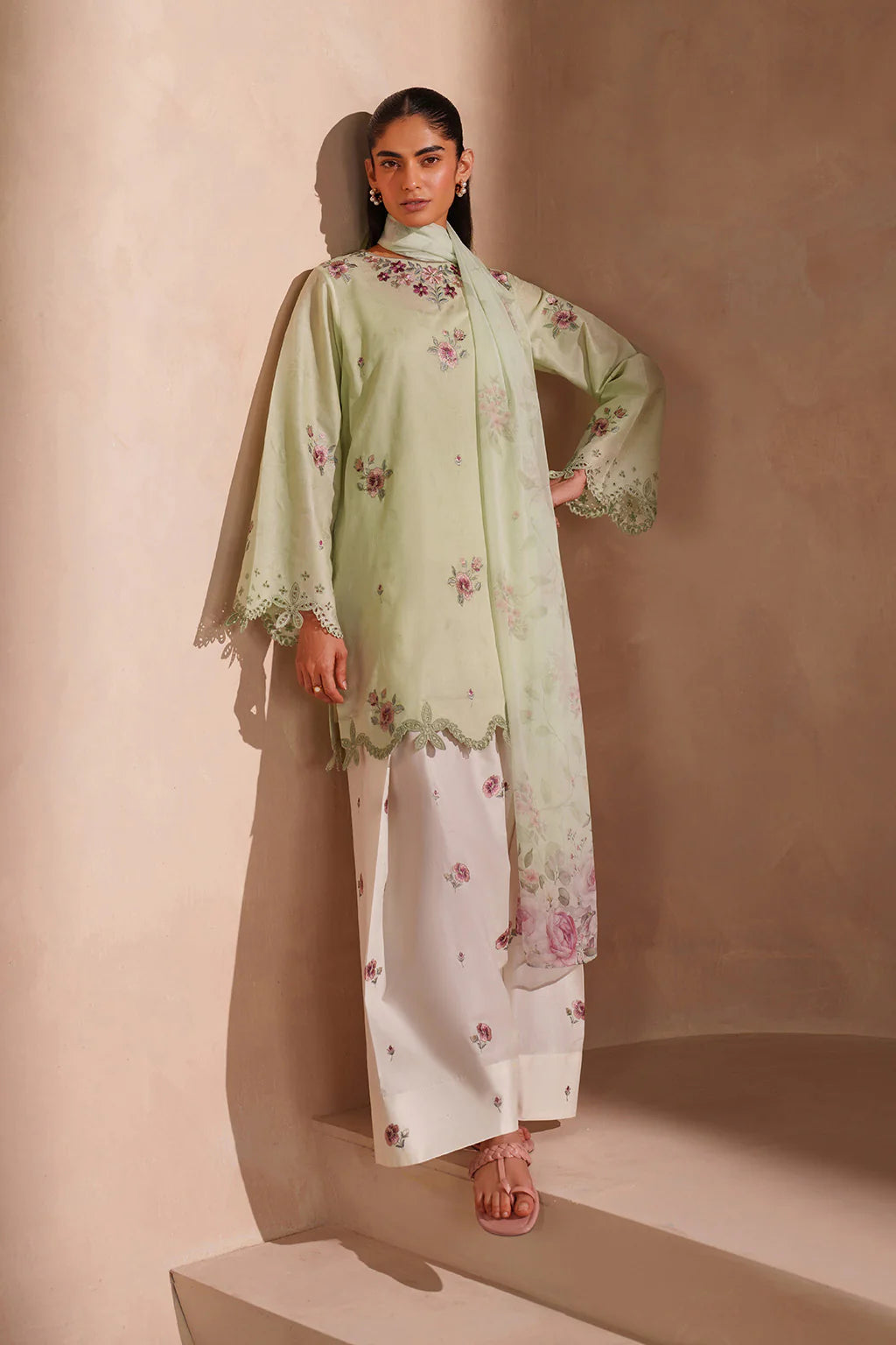 UE-606 EMBROIDERED LAWN
