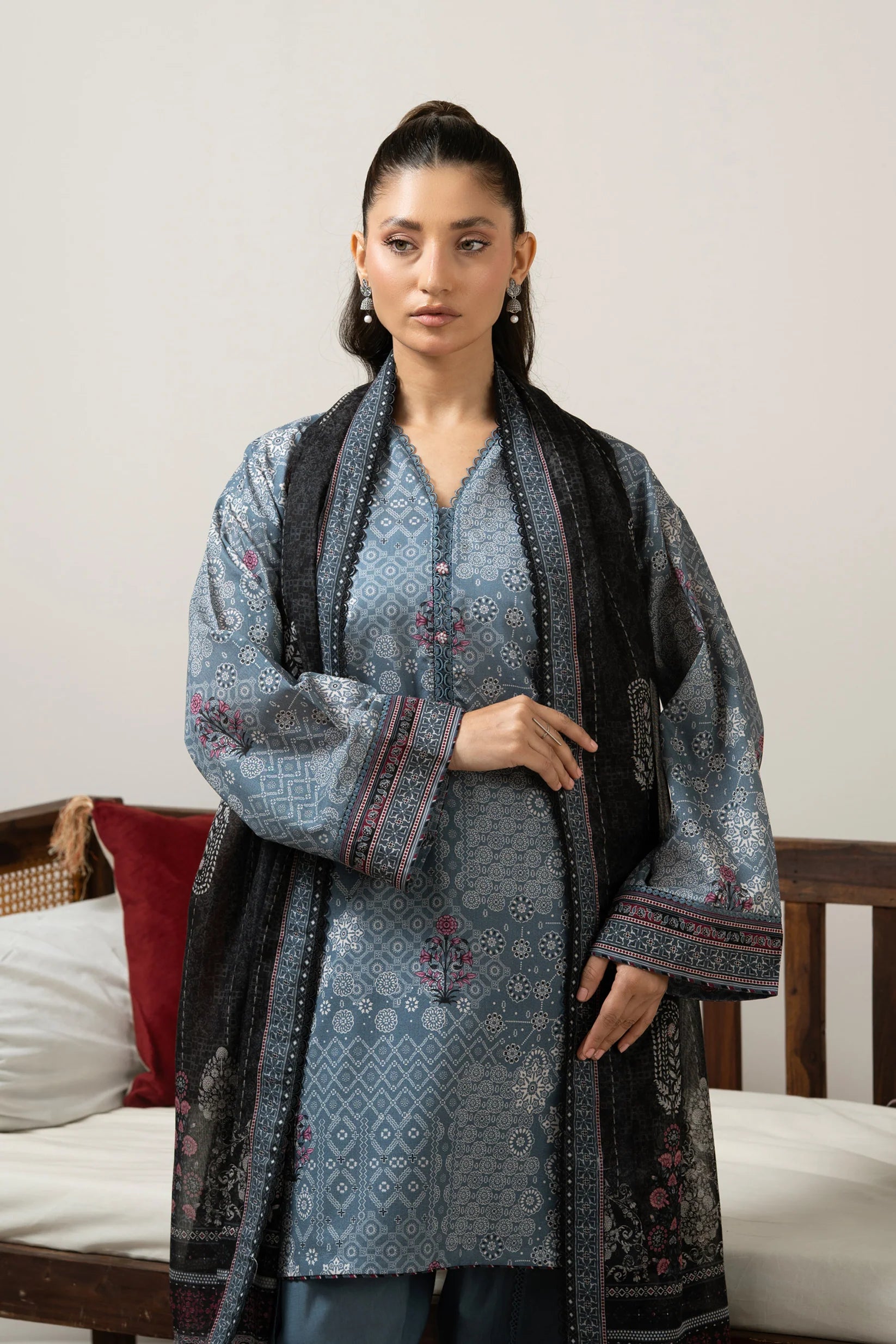 PRINTED LAWN UNSTITCHED 3 PIECE SUIT